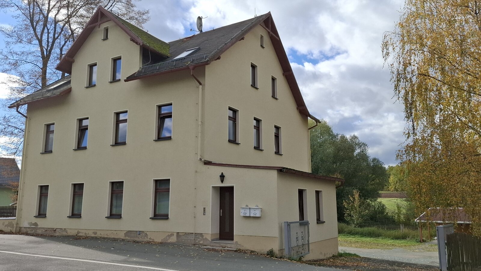 Mehrfamilienhaus mit Lagerhalle und Carports