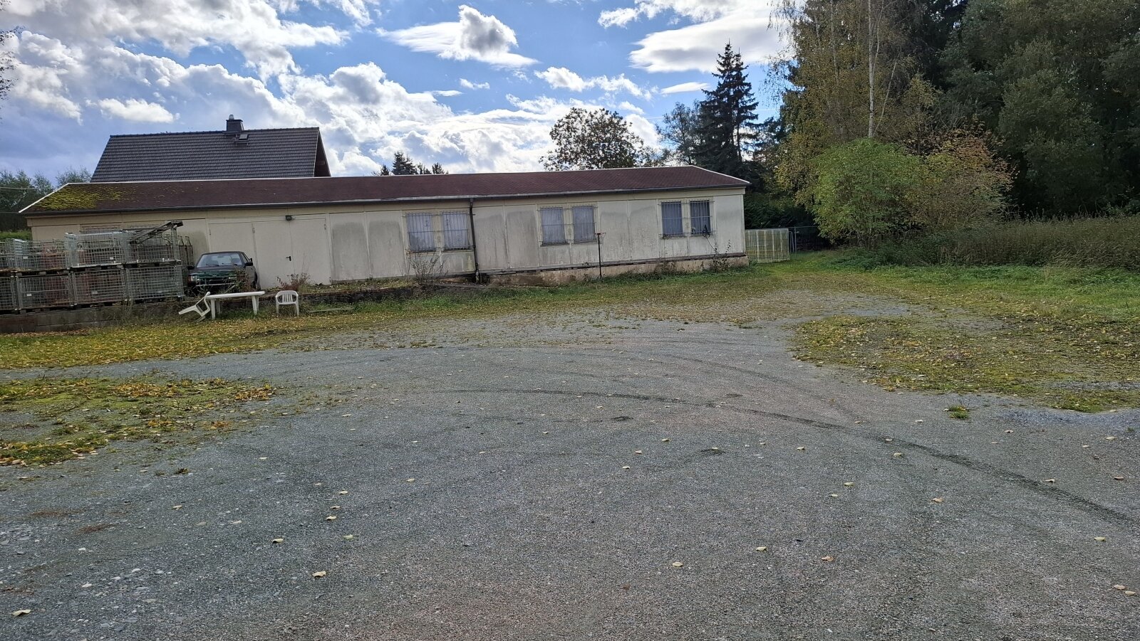 Mehrfamilienhaus mit Lagerhalle und Carports