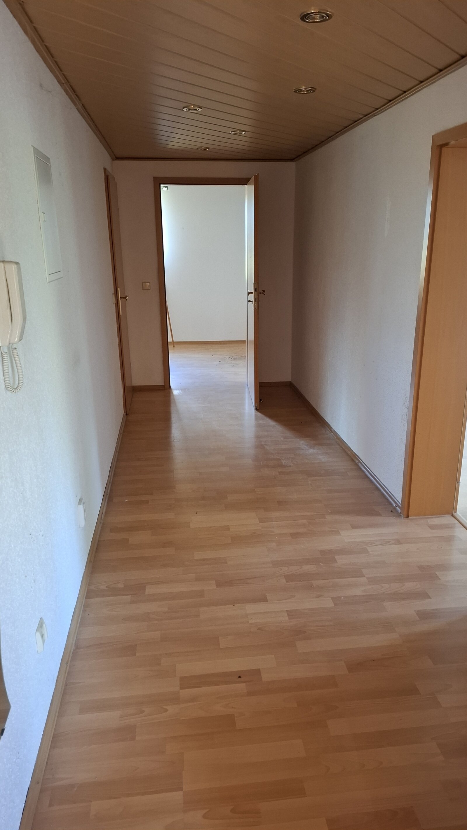 Mehrfamilienhaus mit Lagerhalle und Carports