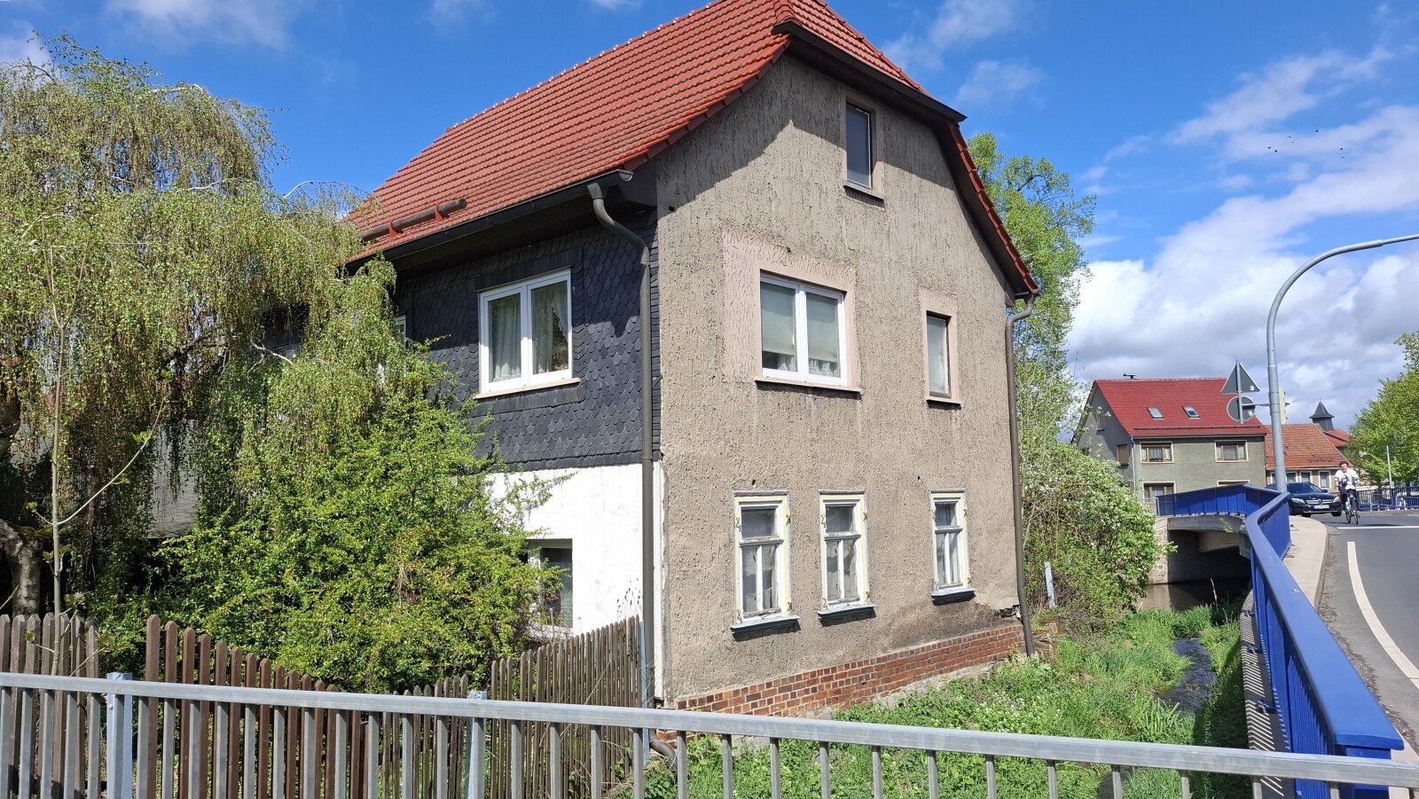 kleines stark sanierungsbedürftiges Haus mit dazugehörigen Landwirtshcaftsflächen