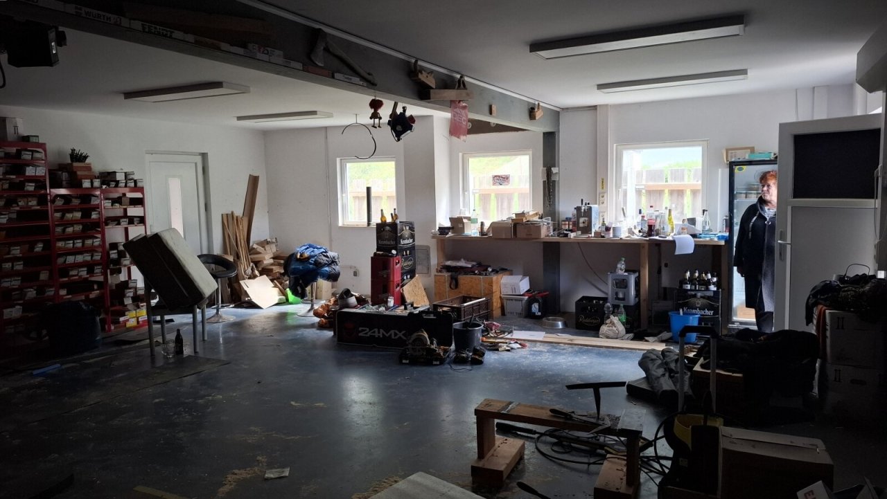 große Garage innen